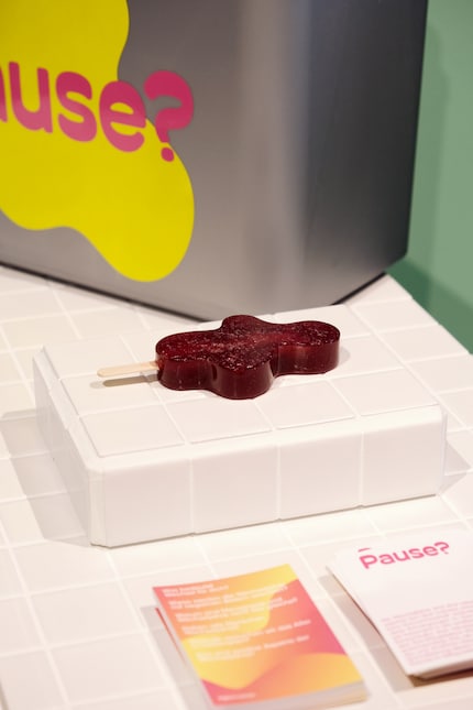 Das Eis wird in eine Silikonform gegossen.