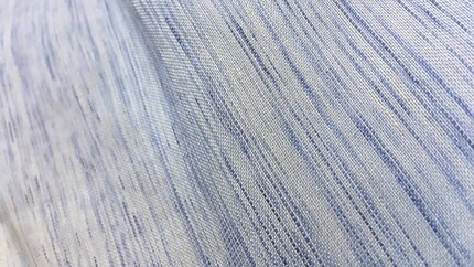 Jacquard-Webung mit bakteriengefärbten Garnen.
