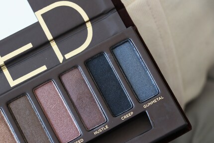 Une couleur sombre peut transformer votre look.