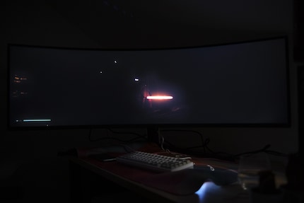 Aucune trace de blooming sur l'image en SDR non plus. En revanche, la scène est plus sombre à cause du contraste moins élevé.