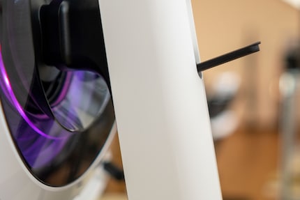 Le support offre un endroit pour ranger un casque.