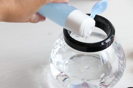 Qualche goccia di shampoo per bambini è sufficiente.