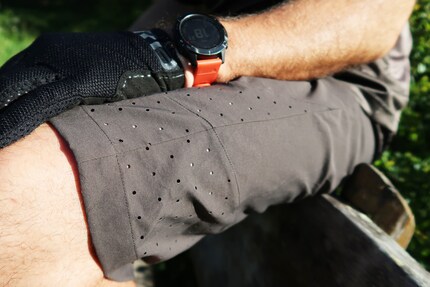 Des petits trous, des petits trous, toujours des petits trous : aérations des shorts Havoc et des gants Trixter.