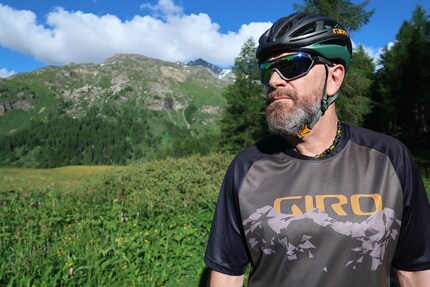 En arrière-plan et sur le maillot : des montagnes à perte de vue.