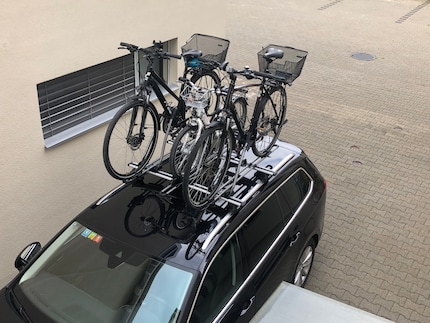 Geschafft! Die Velos sind auf dem Dach.