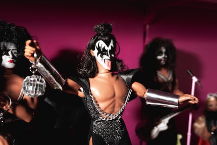 Un paio delle poche bambole non-Mattel nel negozio di Beate: la Band Kiss del 1977 di Mengo.