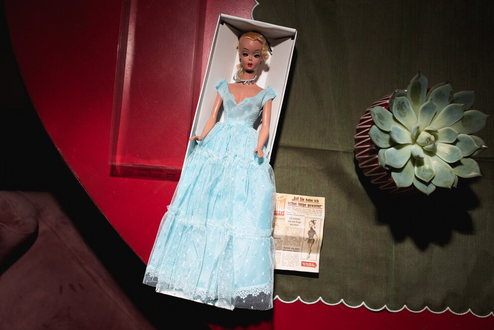 The Bild-Lilli with a Bild newspaper in miniature. Pretty and creepy at the same time.