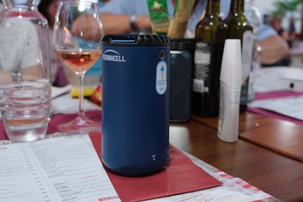 Thermacell doit faire ses preuves dans le restaurant du jardin italien. Il ne passera pas pour une décoration de table, mais n’est pas non plus particulièrement laid