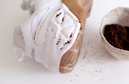 I fondi di caffè generano macchie marroni.