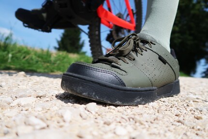 De plus, la chaussure est renforcée au niveau du talon et des orteils.