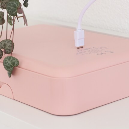 Au dos de la tablette-miroir se trouve le port USB.