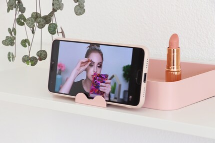 Je peux mettre mon téléphone à la place du miroir et regarder des tutoriels de maquillage.