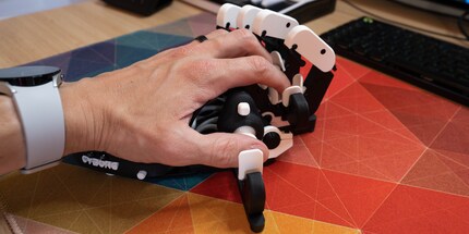 Le Cyborg tient extrêmement bien dans la main, ou plutôt la main dans le Cyborg.