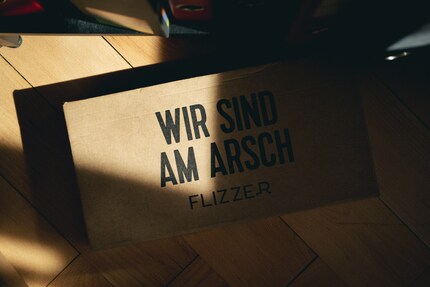 Bei Flizzer ist sämtliches Verpackungsmaterial rezyklierbar. Die Abwicklung des Online-Shops erfolgt durch den «Betrieb B», ein Blinden- und Behindertenzentrum in Bern.