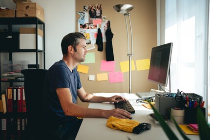 Kevin arbeitet coronabedingt im Homeoffice. Auch die Produktion «leidet» unter der Pandemie. Statt drei nimmt die Herstellung heute rund fünf bis sechs Monate in Anspruch. Das erschwert die Planung.