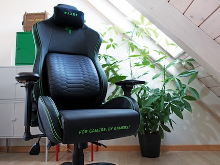 Unter dem Nacken-Kissen verbirgt sich das Razer-Logo.