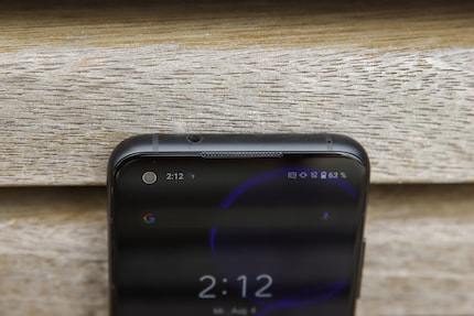 Zenfone 8 with its 3.5 mm jack.