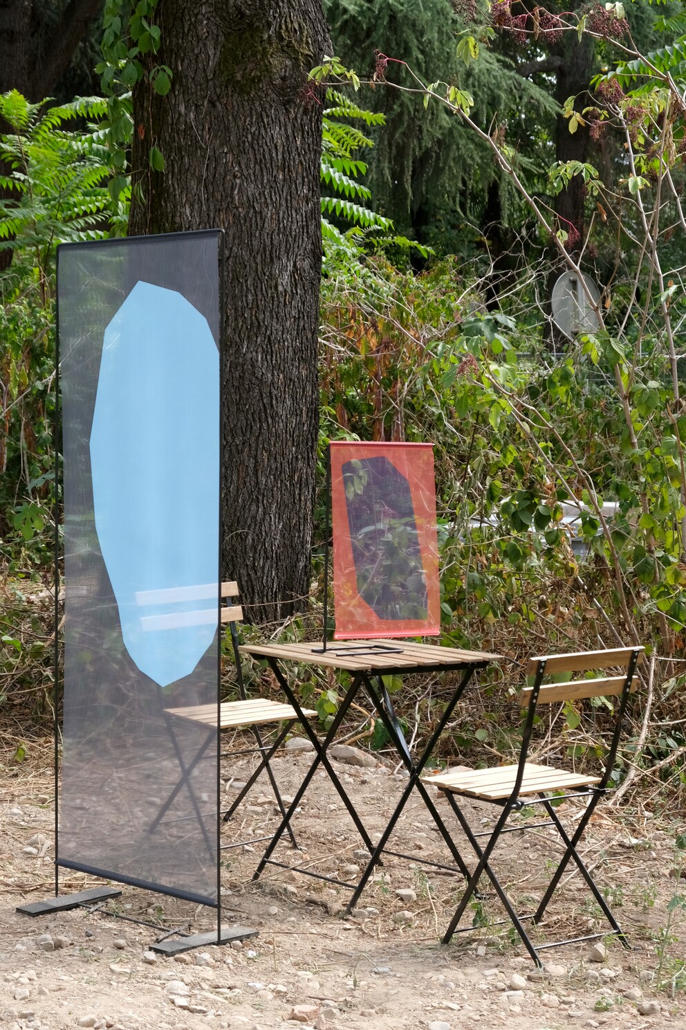 ... sie sollen dank spezieller Beschichtung vor Tröpfchenübertragung schützen. Ausstellung: Alcova, Milan Design Week 2021