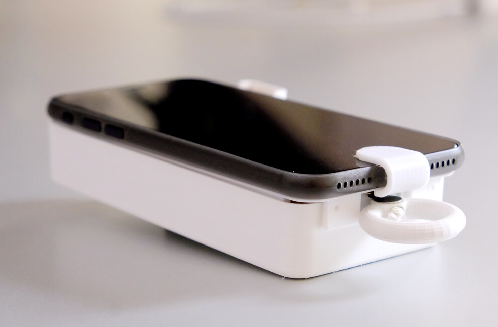 Retour à l'essentiel : en tirant sur la corde, on déverrouille le téléphone.