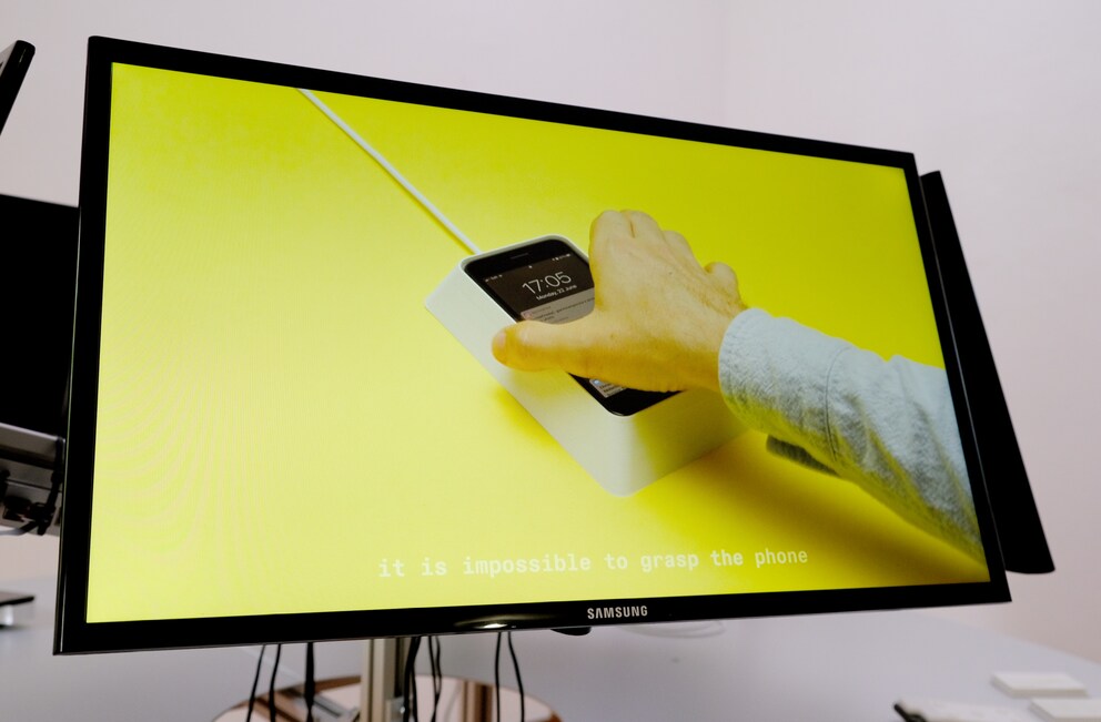 Sein Design verhindert den unnötigen Griff zum Telefon.