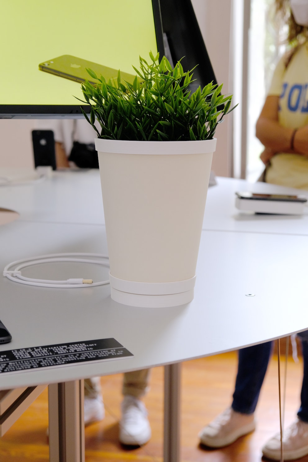 Avec ce pot de fleurs, vous serez informé de notifications par le biais d'une lampe.
