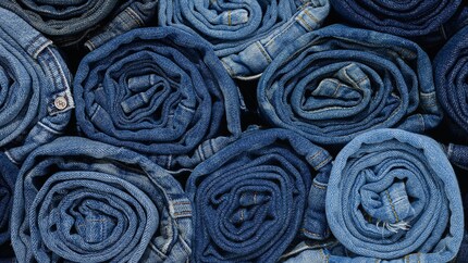 Il denim tinto con la nuova tecnica ha circa lo stesso spessore e peso del denim convenzionale.