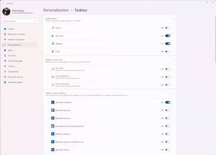 La barra delle applicazioni è leggermente meno personalizzabile che in Windows 10.