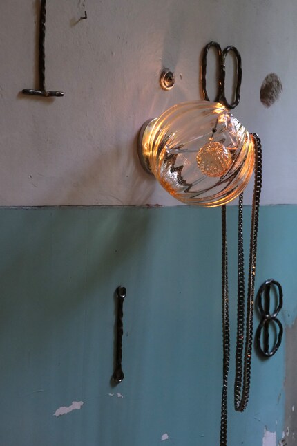 «Double Paradise Pendant» ha un che di punk-glamour.