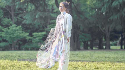 Maria nel suo pezzo unico: l'abito «Iridescence» di The Fabricant. Immagine: The Fabricant