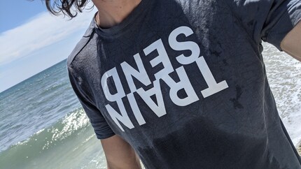 Le mélange de coton et de chanvre du T-shirt sèche rapidement.