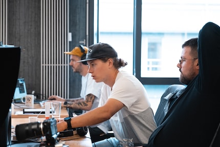 Le rédacteur Simon Balissat en discussion avec le producteur vidéo Manuel Wenk.