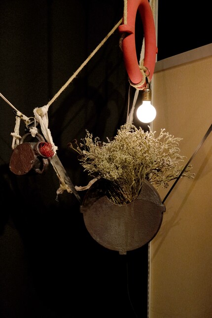 Ni poisson, ni oiseau : le module suspendu est une lampe, un vase et une décoration murale.