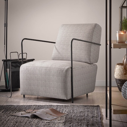 Poltroncina rasoterra. Immagine 1: Zuiver. Immagini 2 e 3: Kave Home.