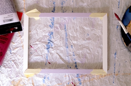 Meglio andare sul sicuro: anche con il nastro adesivo, la pittura potrebbe finire sul tavolo.