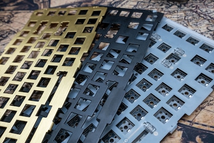 Glorious propose des plaques d’interrupteur en laiton aluminium et polycarbonate.