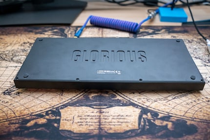 L’arrière du GMMK Pro est orné d’un énorme lettrage « Glorious ».