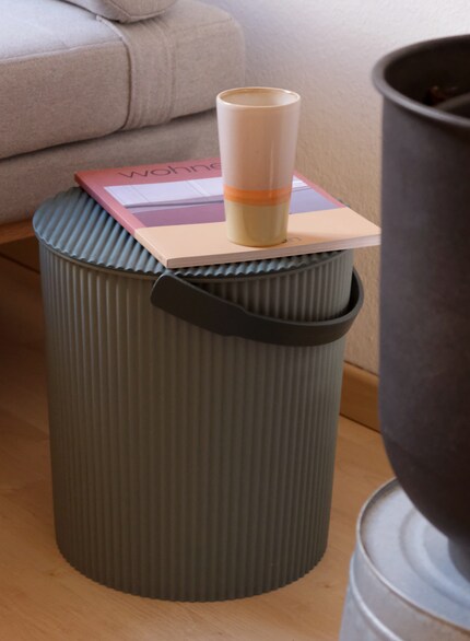 Le couvercle fait toute la différence : il permet au seau de faire office de table basse.