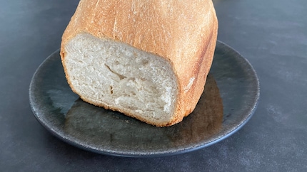 Compact, mais aéré. Le pain blanc est délicieux, il pourrait être un peu plus foncé à mon goût, malgré le niveau de brunissage le plus élevé.