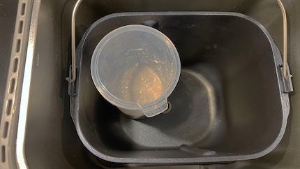 Après le mélange, le levain se retrouve « pour maturation » dans la machine. La préparation est simple, mais nécessite une planification.