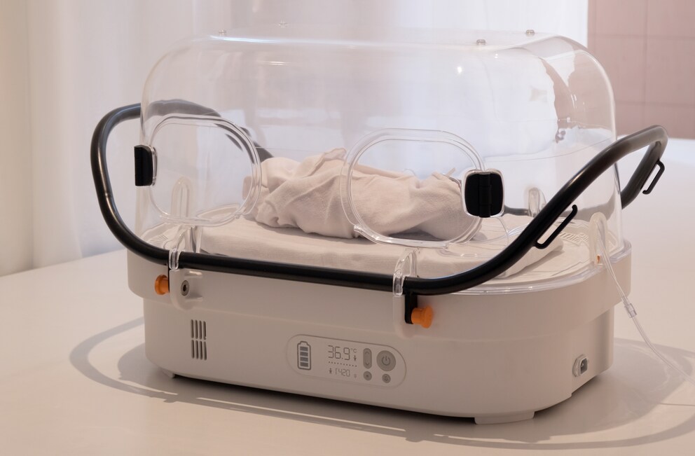 Der Inkubator für Neugeborene ist tragbar und aufladbar.