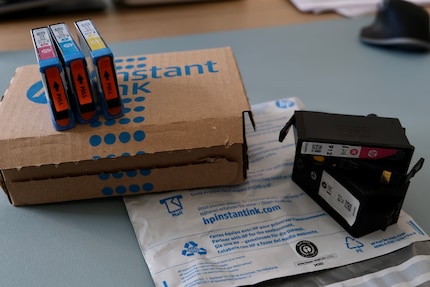 Die neuen Patronen kommen im kleinen Karton mit der Post aus Deutschland; für die alten Patronen gibt's ein vorfrankiertes Plastiksäckli, in dem ich sie gratis zum Recycling an HP zurücksenden kann.