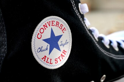 Le prime All Star sul mercato erano nere. A distinguere la scarpa in tessuto, oltre alla punta gommata, è il sigillo tondo – un tempo una toppa. Immagine: Shutterstock