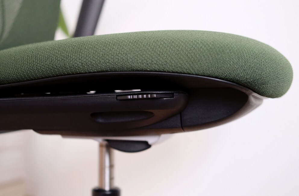 An elegant solution: the buttons don’t protrude from under the seat.