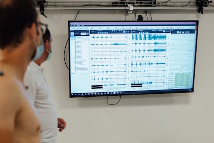 Les capteurs EMG enregistrent l'activité musculaire.