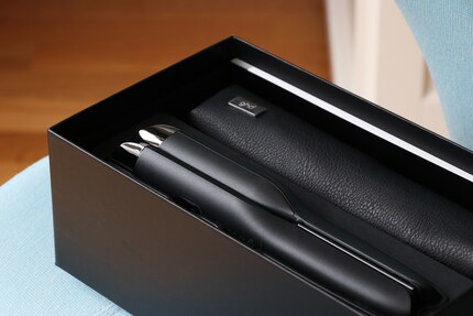 Die Aufmachung darf sich sehen lassen: sleek, minimalistisch und edel.