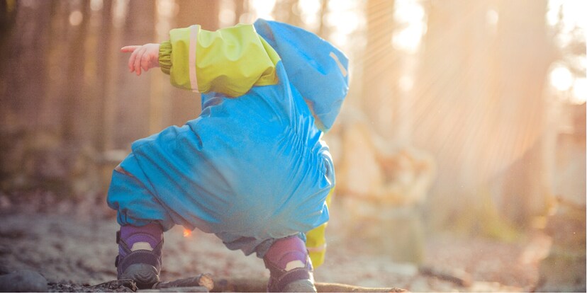 Mit der passenden Regen- und Winterbekleidung hältst du deine Kleinen warm.