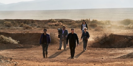 Il ne s’agit pas d’une photo d’acteurs prise sur le plateau, mais bien d’une scène du film.