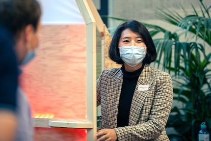 Hongyang Wang est le cerveau derrière le prototype no1s1. La cabine triangulaire en bois pose une grande question : les bâtiments à usage public doivent-ils vraiment appartenir à quelqu'un ?
