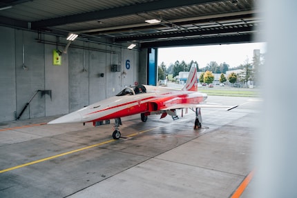 Eben noch über die Berner Alpen gedüst, steht der Tiger-Jet wieder auf dem Boden.