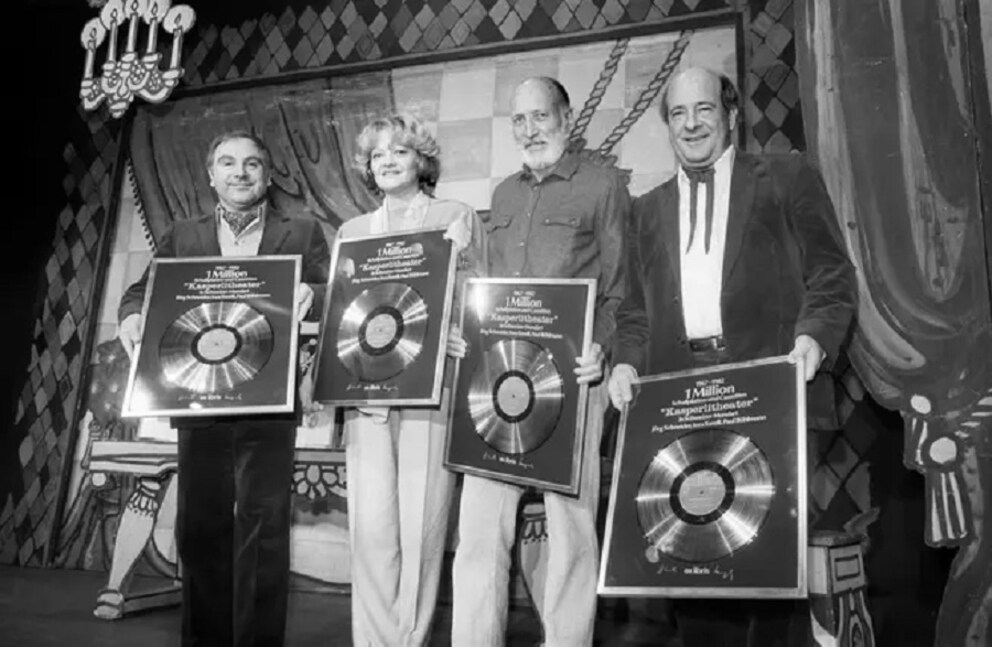 Jörg Schneider, Ines Torelli, der Grafiker Heinz Stieger und Paul Bühlmann anlässlich der Würdigung für 1 Million verkaufte Schallplatten (bis heute wurden die Alben über 3 Millionen Mal verkauft).